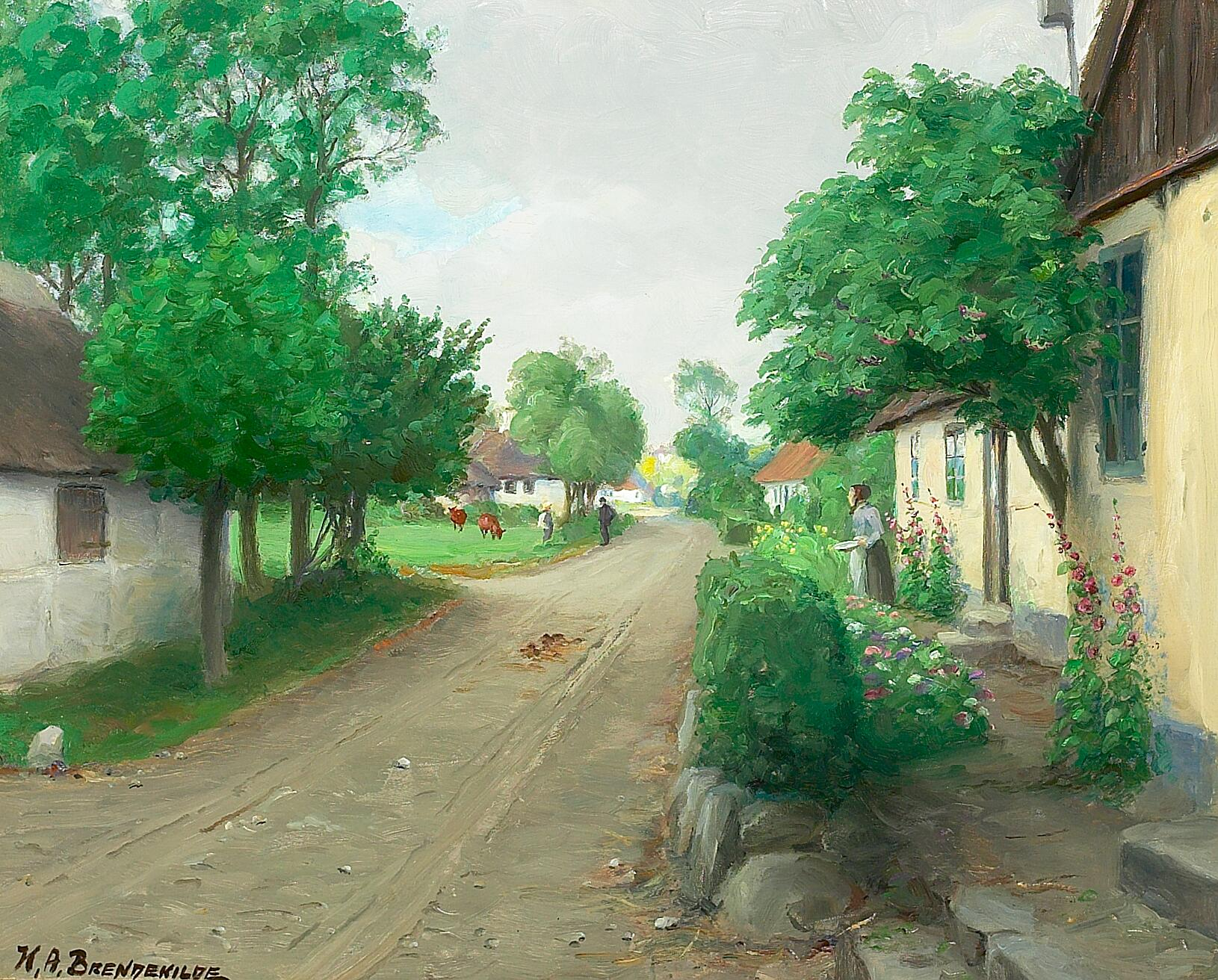 Une route de village avec des gens, des vaches et des roses trémières en fleurs. - H. A. Brendekilde