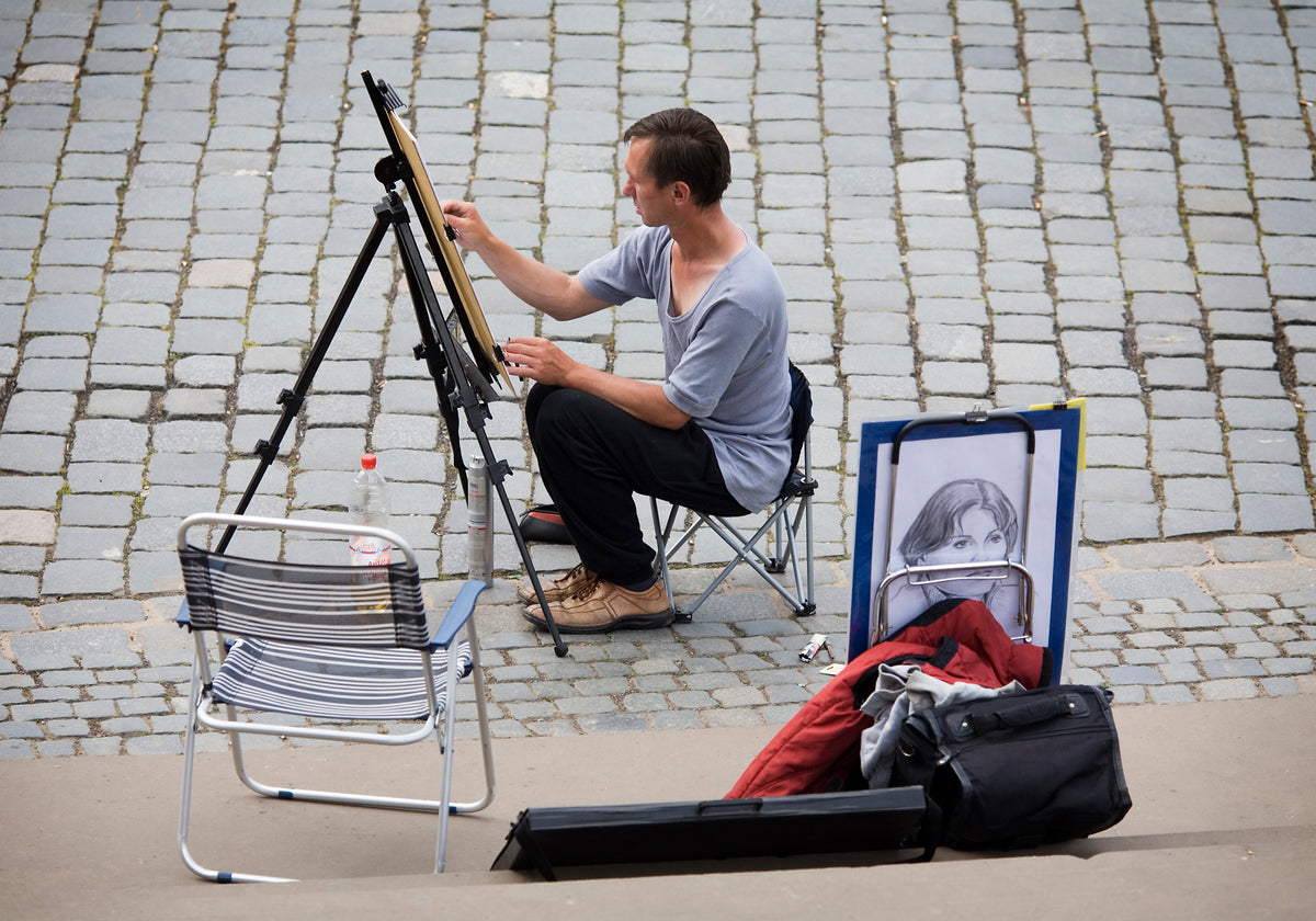 Artiste peignant sur un chevalet, repère pour choisir un site de reproduction de tableau