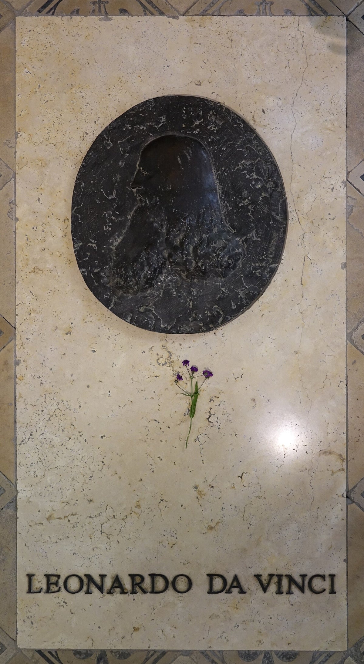 Tombe de Léonard de Vinci dans la chapelle Saint-Hubert à Amboise