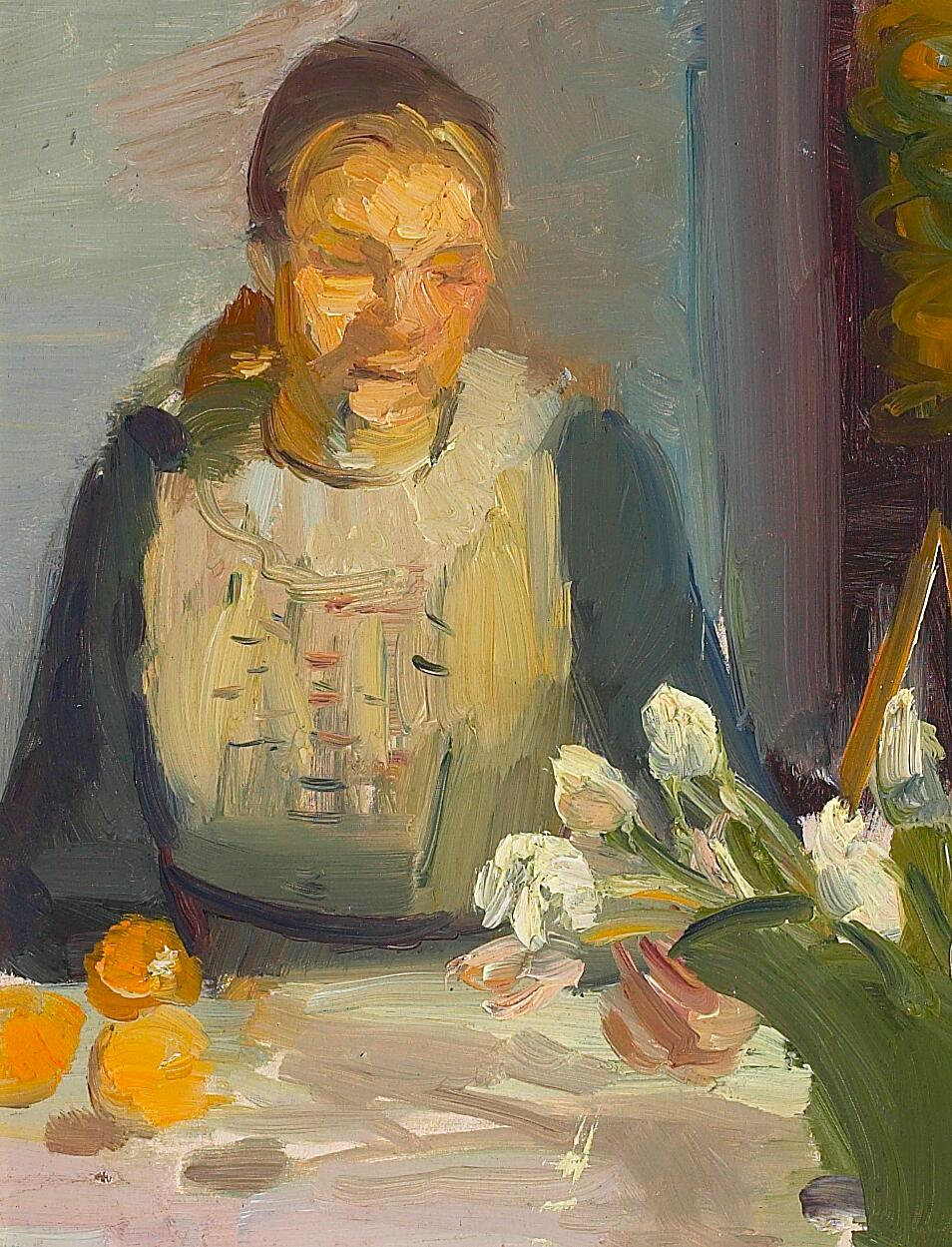 Portrait de Maren Brems assise à une table ensoleillée avec des tulipes blanches et roses dans un vase vert. - Anna