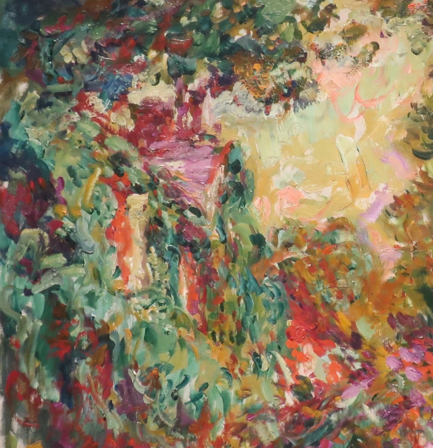 Détail de la façade et de l’allée fleurie de la maison de Monet à Giverny