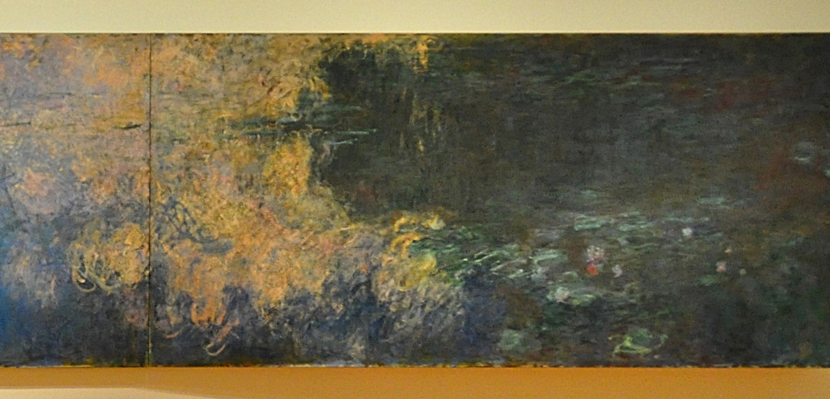 Panneau droit du triptyque des Nymphéas W1972–1974 photographié au MoMA