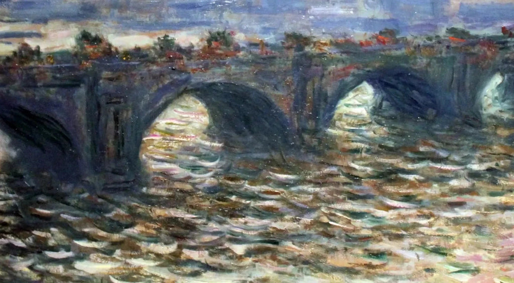 Détail des arches sombres et des reflets nacrés de Waterloo Bridge à Hambourg